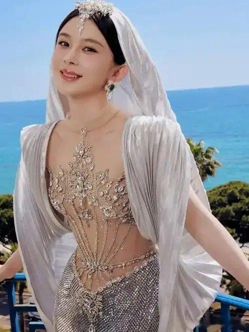 赵樱子直播回应和杨子恋情 赵樱子直播邀请杨子助阵，回应和杨子没有发展为恋人原因。