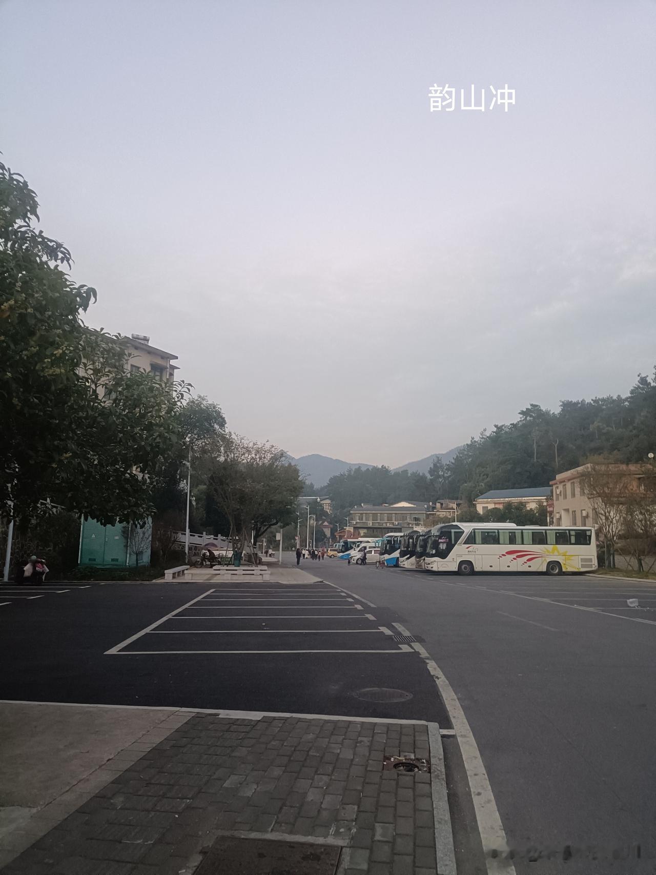 我们从山东德州乘大巴坐了15个小时的车，行驶1200多公里来到了湖南韶山冲。
冲