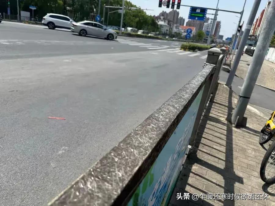 上海的护栏我以为都是铁栏杆，没想到还有玻璃钢的，这种护栏用个10年左右玻璃纤维就