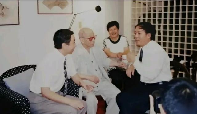 1993年 台湾 ，冯巩拜访92岁 张学良 。张学良一见冯巩竟然惊讶得说不出话来