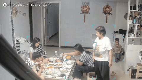 河南这一家人的做法，看着真让人认同。晚饭正吃得好好的，小男孩随手把鞋子扔到饭桌上