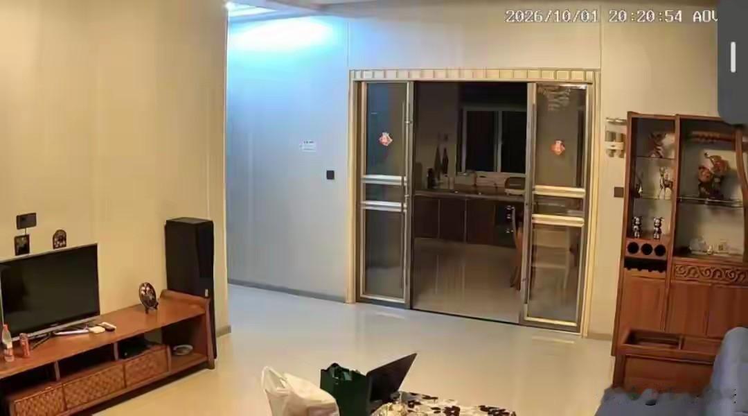 安徽，一女子花282元租了套民宿，入住当晚，她洗完澡后光着身子去客厅拿衣服，万万
