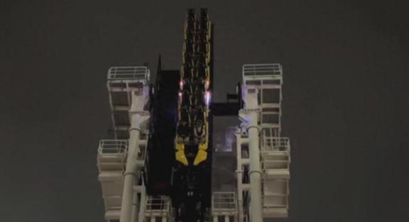 【面朝地面悬停30米！美过山车故障困住两名男子超半小时】美国得克萨斯州奥斯汀市美