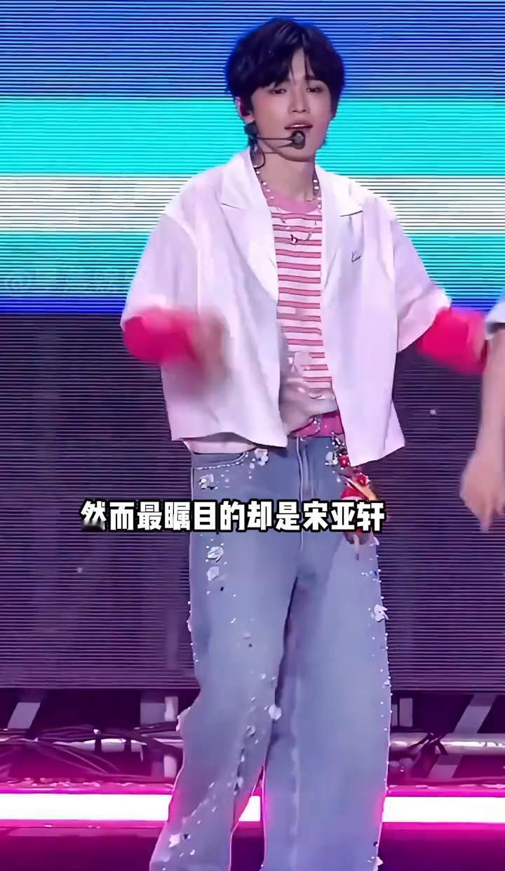 凌晨四点，他给老板李飞发去一张自制表情包：珍珠奶茶倒进西装领口。
你以为偶像入驻