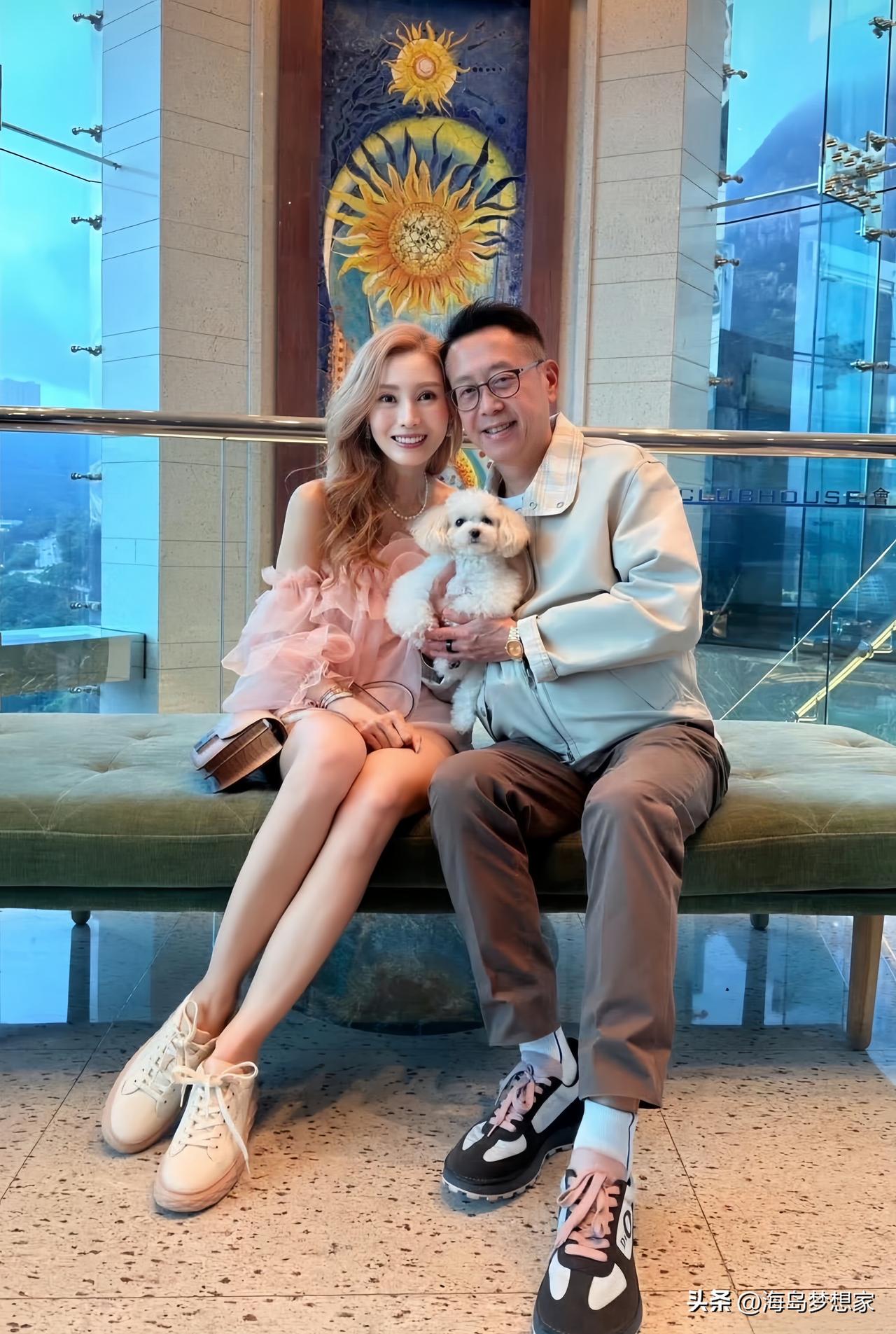 真的被李嘉欣惊艳到了，56岁还能这么漂亮？
56岁的李嘉欣晒出和丈夫许晋亨的宅家