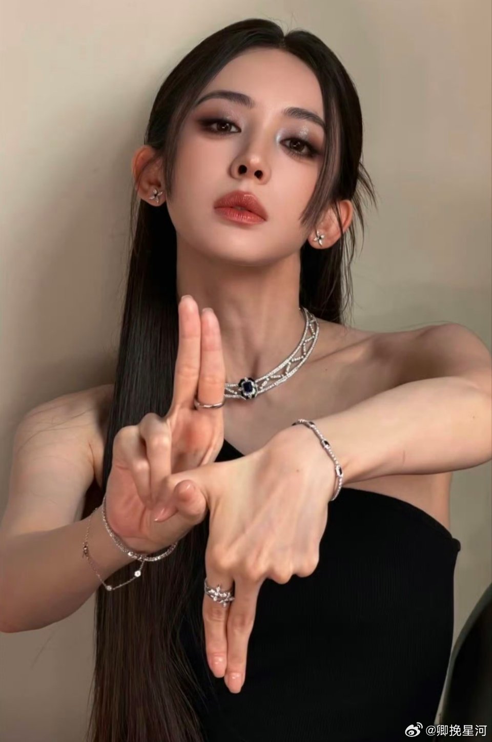 娜扎完全神颜看到这个词条。娜扎完全神颜。点进去看了两眼。确实。不是那种靠妆造的。