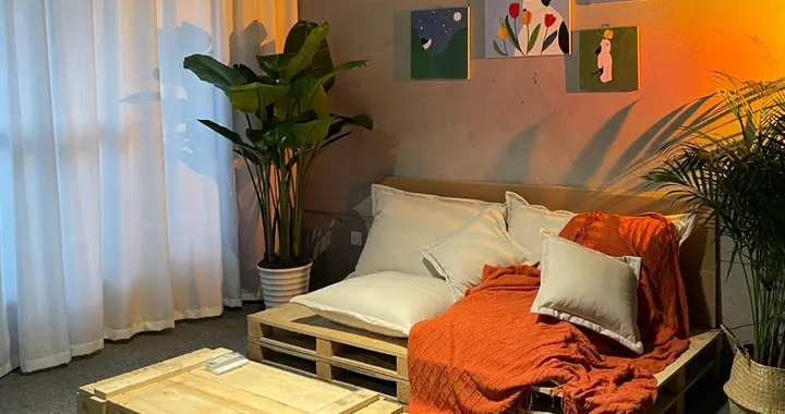 95后山东情侣因还贷压力大住毛坯房，当事人：大概花了15000元，装饰画是女朋友画的