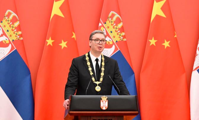 5 月 25 日晚，中方为塞尔维亚总统武契奇举行友谊勋章颁授仪式。面对这份特殊荣
