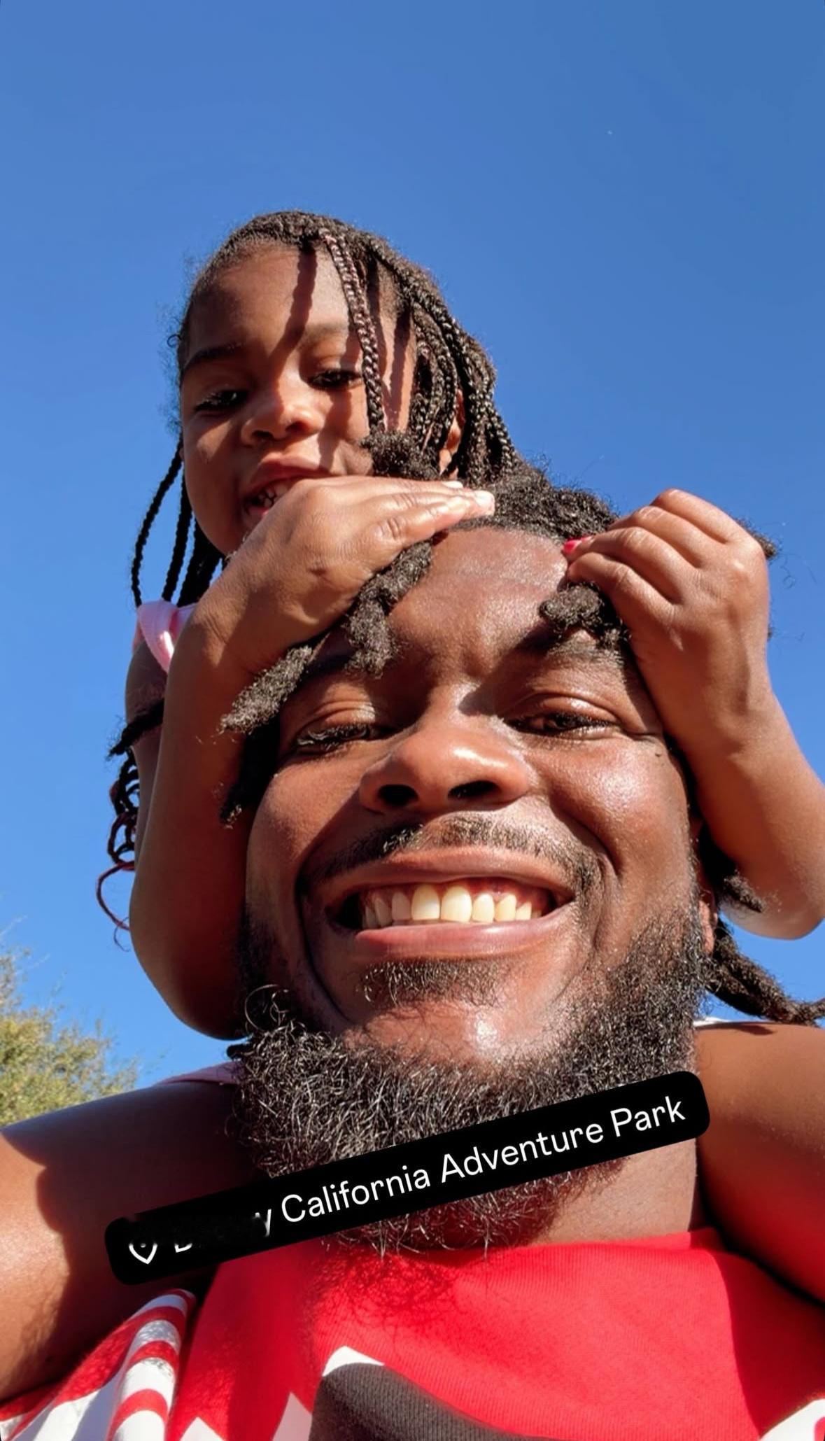 在家待业的奥利弗今天带女儿去迪士尼 