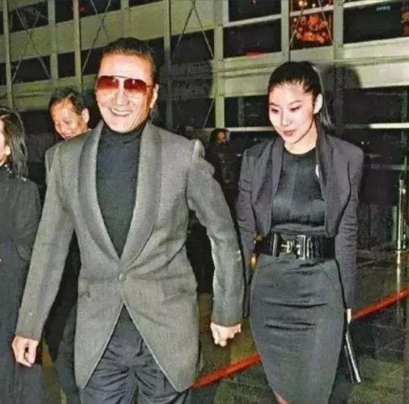 1985年，谢贤欠下了1600万赌债，被逼债，走投无路，妻子狄波拉经谢贤同意后，
