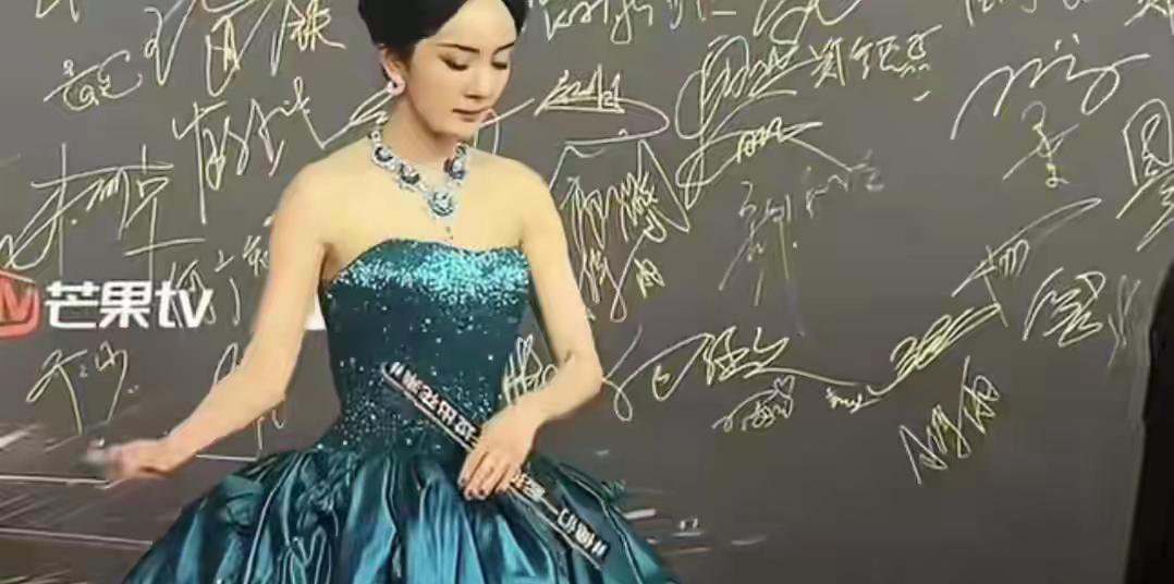 杨幂在人群里一站，没喊没闹，顺手把挡路的粉丝往边上一引，工作人员都愣了——这姐不