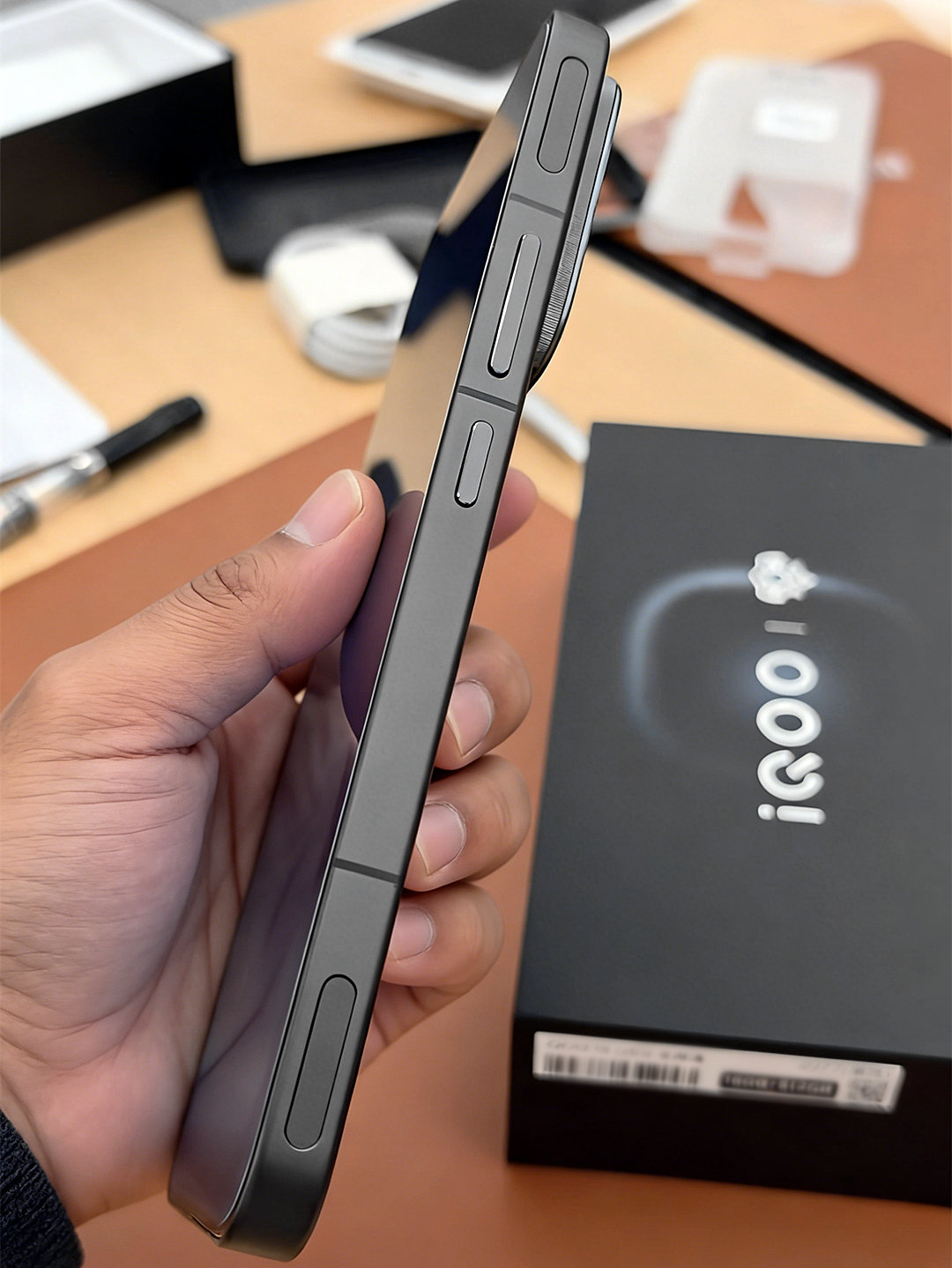 轻薄有轻薄的“巧”，厚重也有厚重的“实”。用惯了各家影像旗舰之后，反倒是觉得iQ