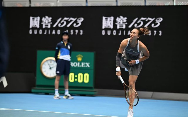 百万人陪郑钦文早八 墨尔本公园的宠儿！郑钦文 再次领衔出战早场首场比赛，球场座无