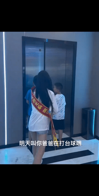 两个小男孩刚刚打完台球正要乘电梯离开。
台球厅的营业员小姐姐还不忘叮嘱他们:记得