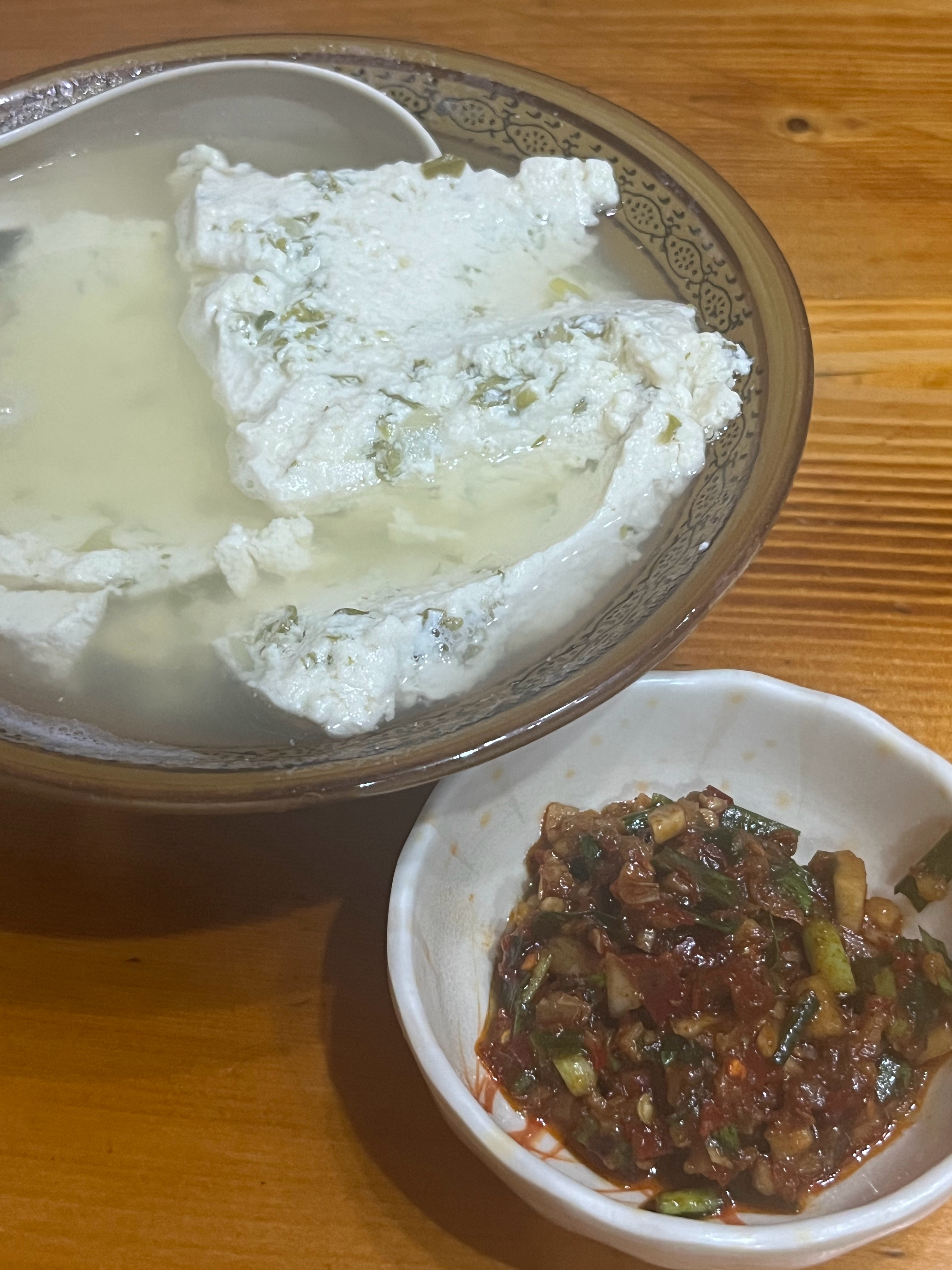 这几天嘴巴淡淡的，还是得来吃个菜豆腐和油泼面，吃完下肚子太满足了[泪][泪][泪