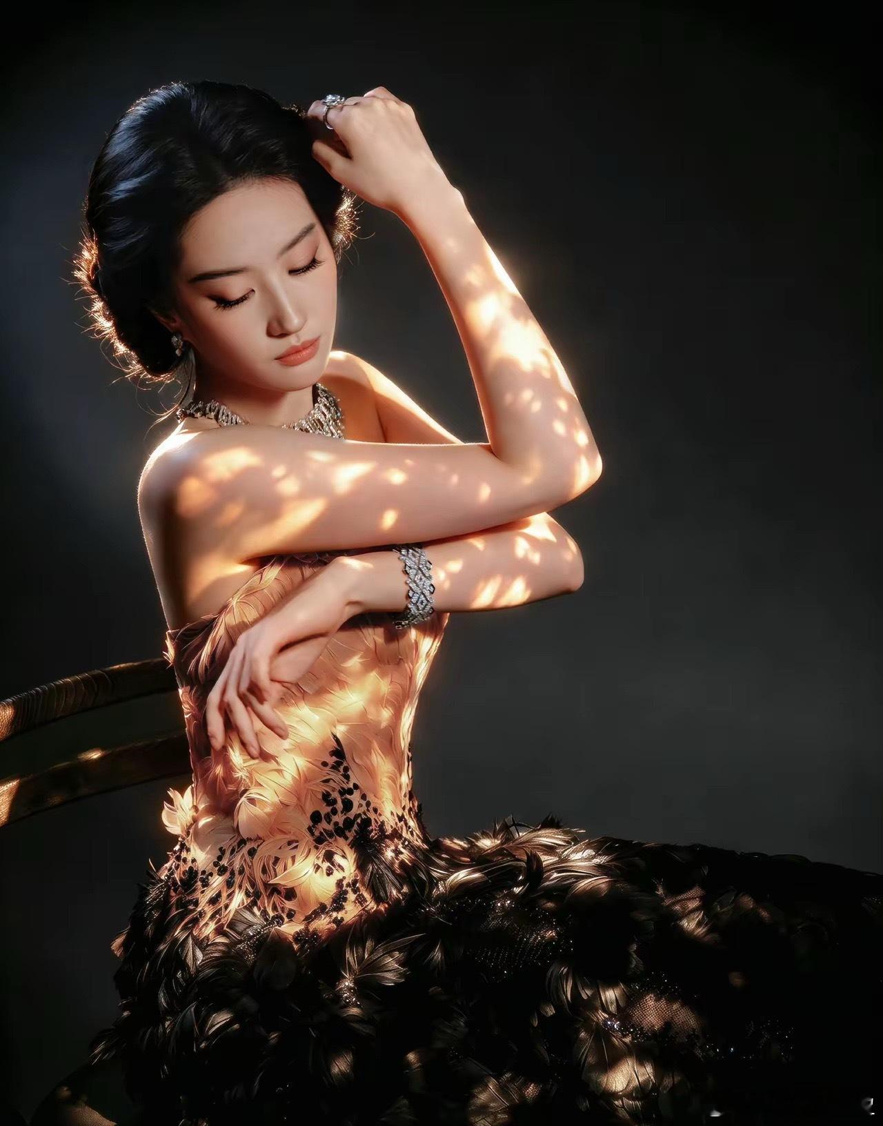 简直就是美神降临！刘亦菲“凤凰神女”压轴，才懂什么叫真正的红毯封神！红毯可以有人
