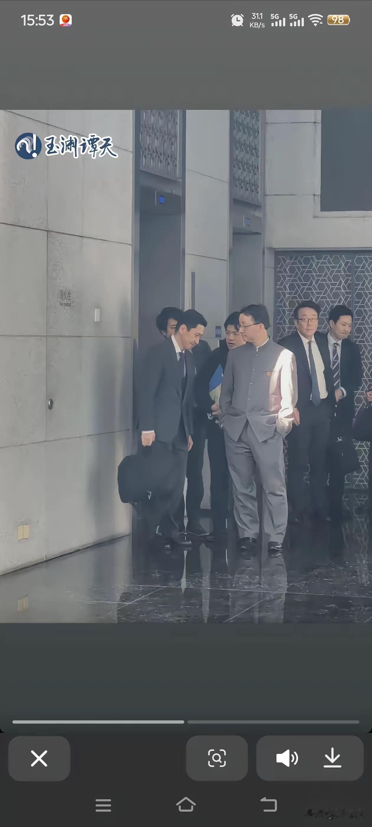 这可能会成为一个经典的画面，寓涵着中日如今的实力关系。
咱家刘司长中山装，别 国