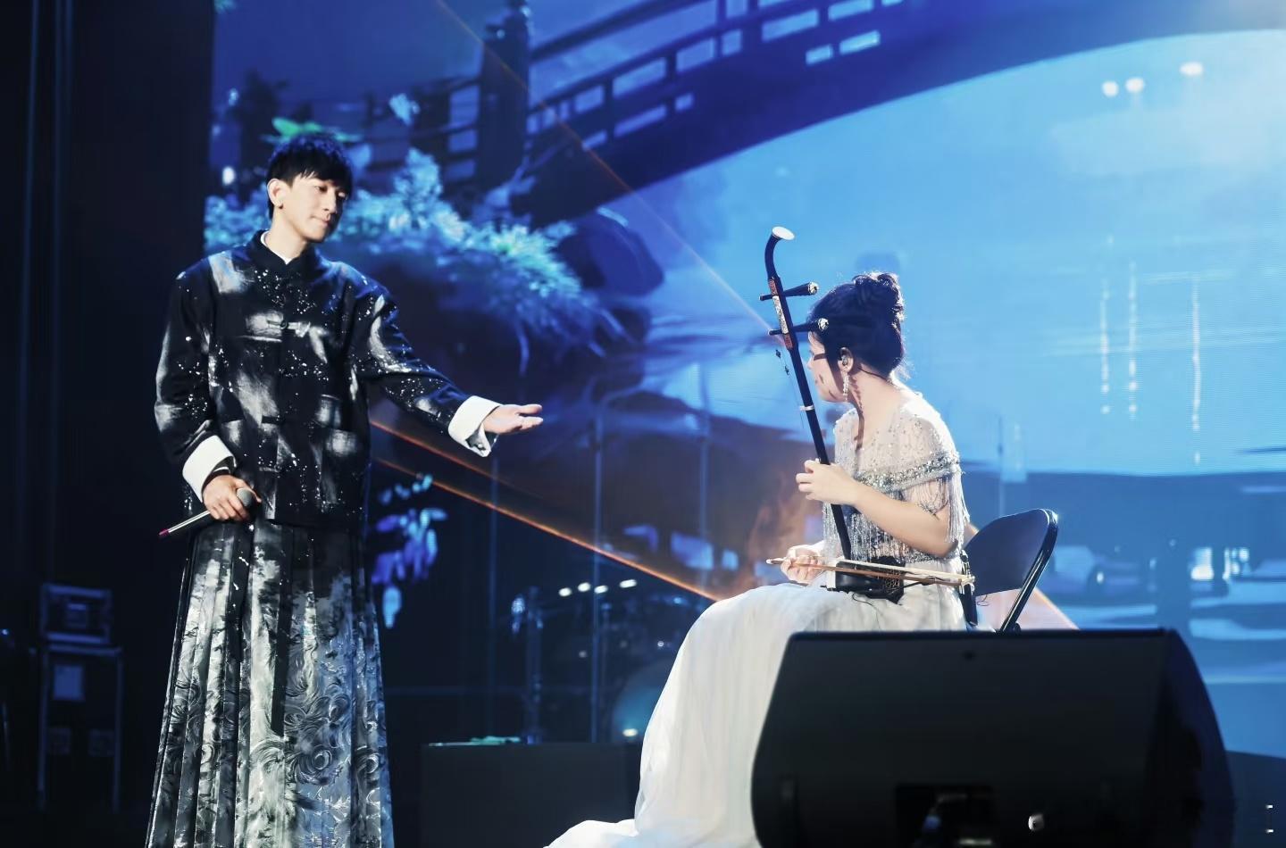 后弦这嗓子竟然不是当年三巨头国粤无双彻底被后弦的现场实力折服，这么多年一直坚守自