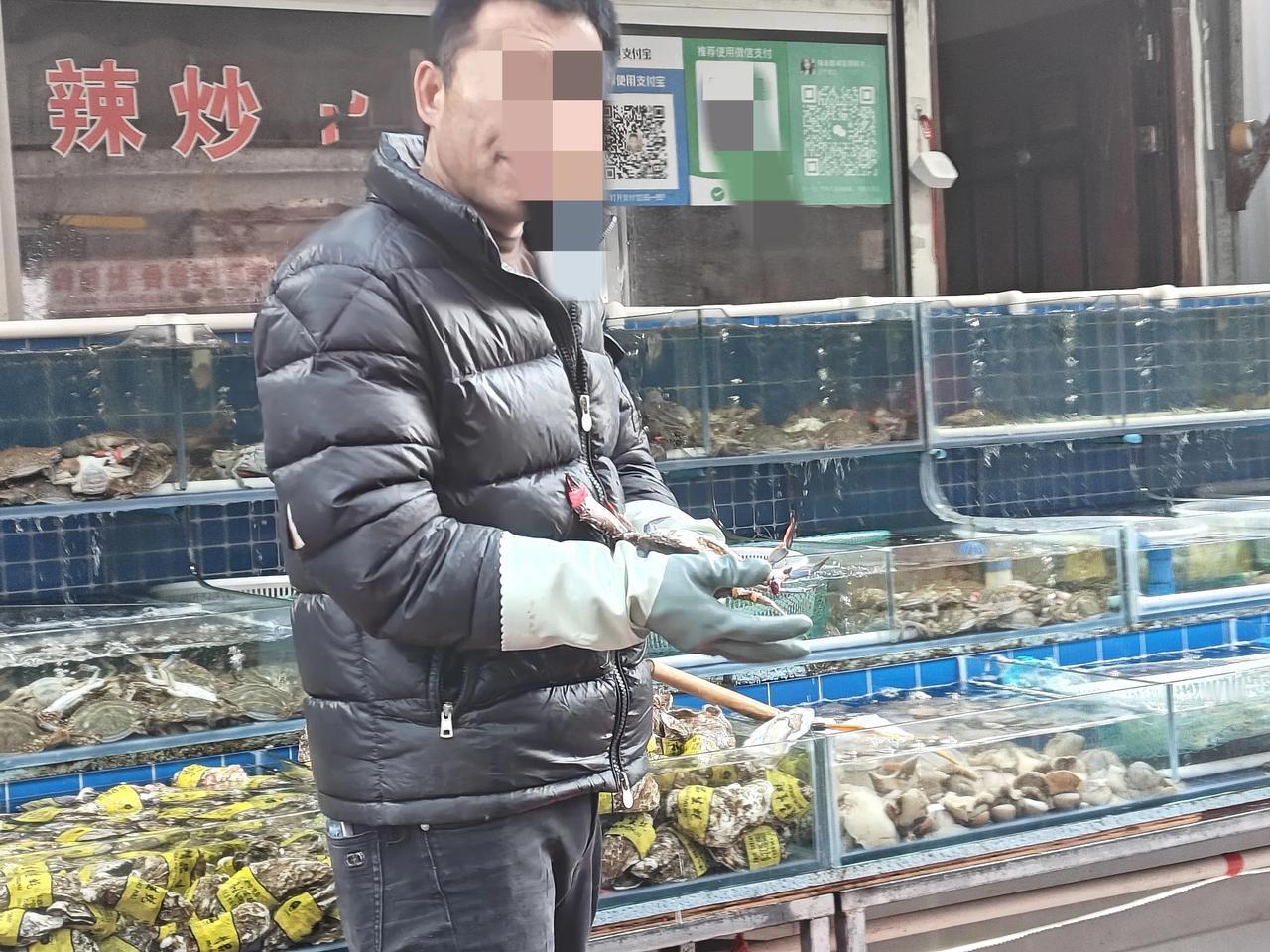 买了三个不大螃蟹花了125元
我前天去邻居小哥家吃饭，就去番茄小市场买了三个螃蟹