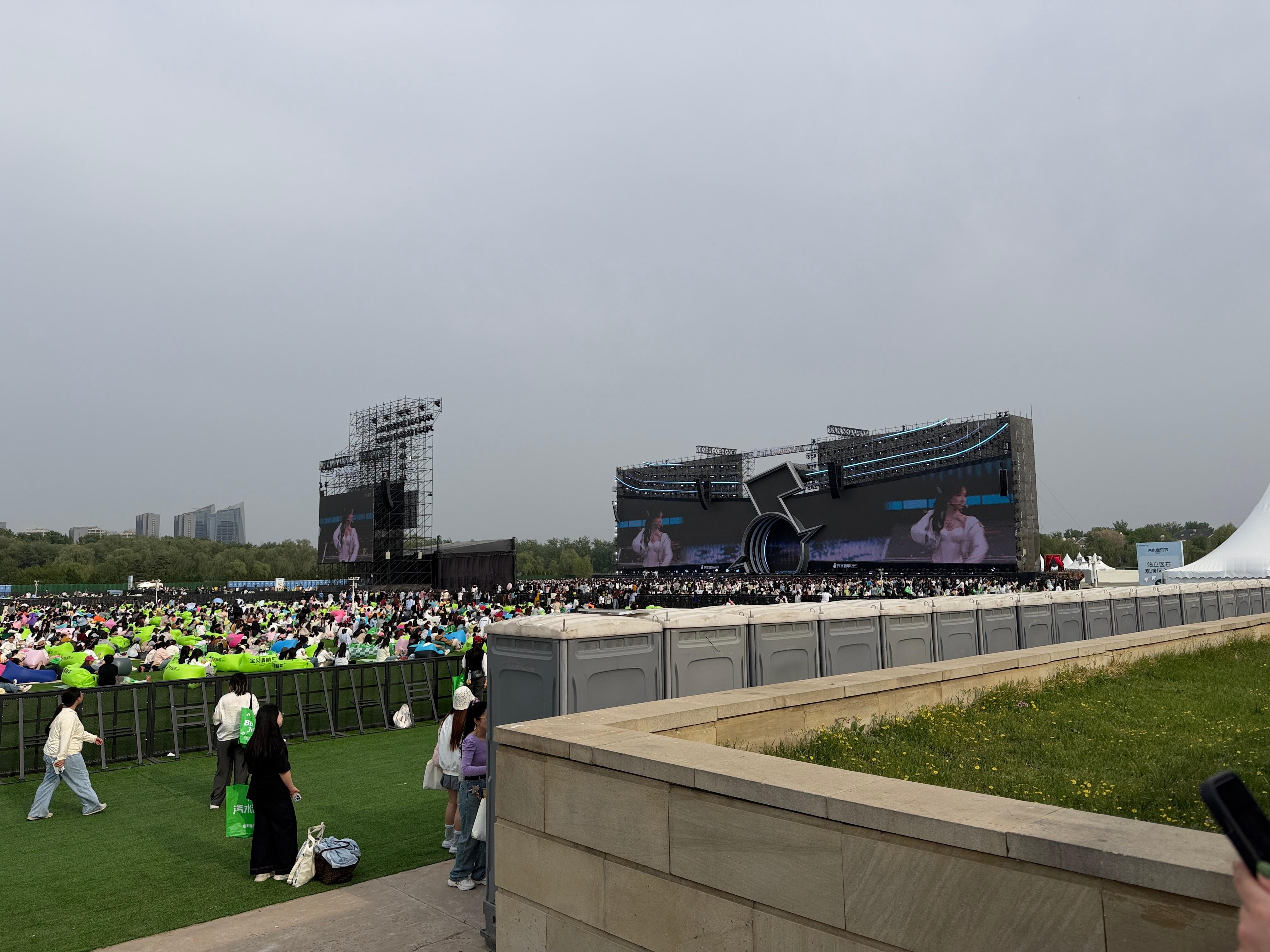 北京车展隐藏玩法汽场全开 哈哈车展外场，东风搞了个汽水音乐节，还偶遇一台风神L8