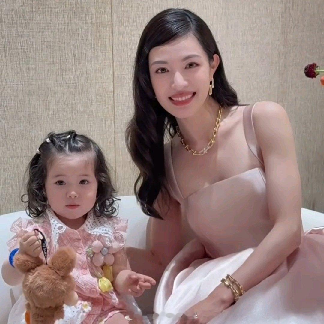 韩安冉小女儿与钟楚曦同框合照韩安冉小女儿与钟楚曦合照 优米宝宝好漂亮 