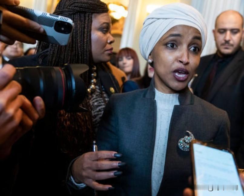 特朗普抨击索马里裔众议员奥马尔远道而来祸害美国。
奥马尔则回应说，特朗普是恋童癖