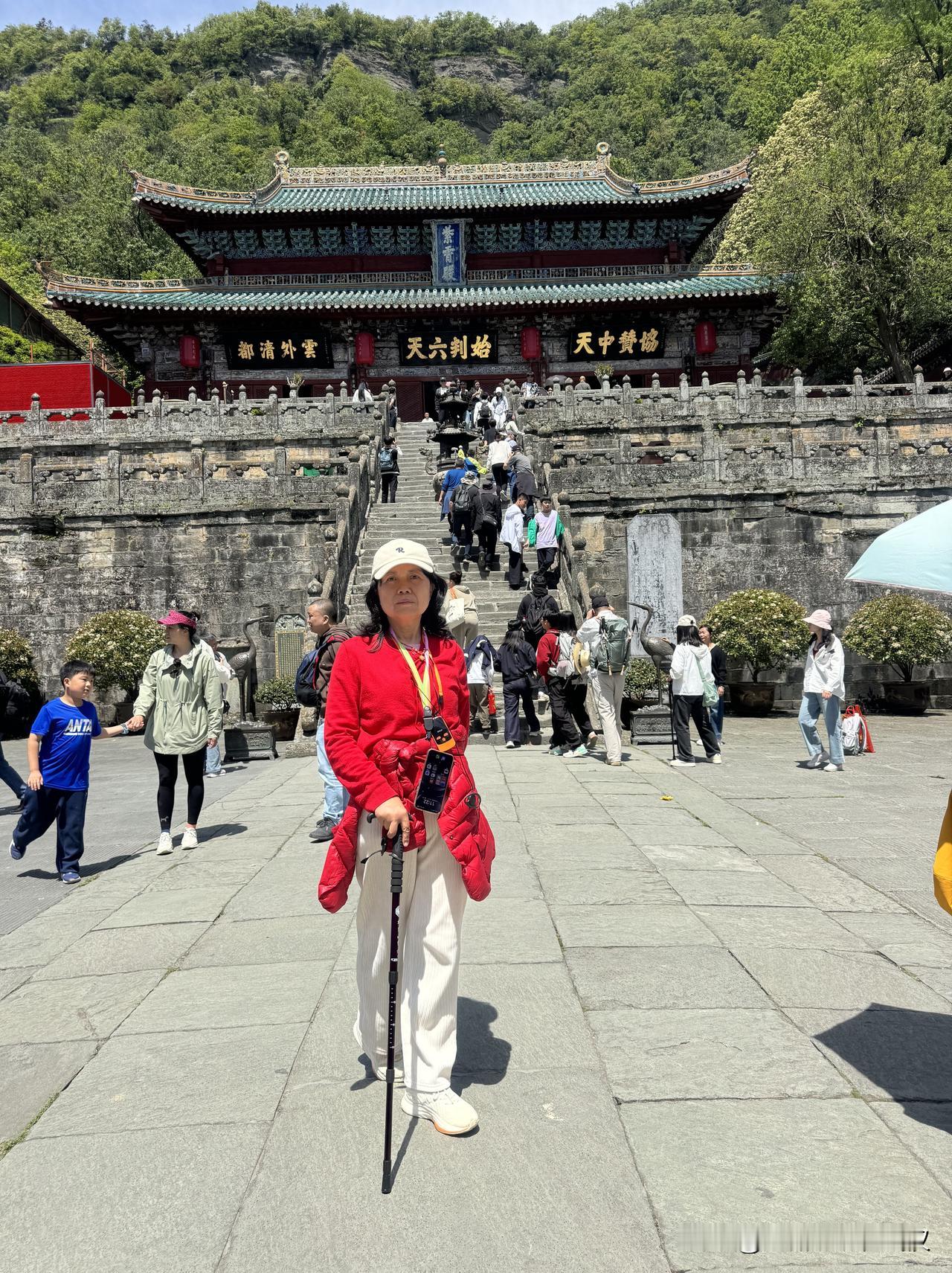 我今天挑战了自己运动极限，爬上了武当山的金顶。
 
清晨七点从十堰整装出发，八点