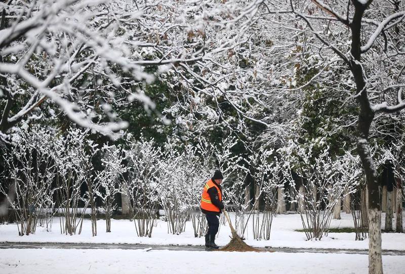 无题
节衣缩食住高楼，
一把辛酸泪自流。
年年岁岁口袋空，
天天日日好自羞。