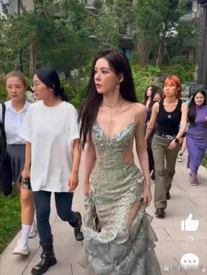 明星们这是怎么了？
不该露的地方偏露，真是难看死了！