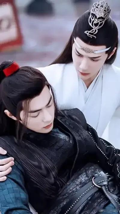 魏无羡：蓝湛......
蓝忘机：魏婴，怎么了？
魏无羡：我好晕......
蓝