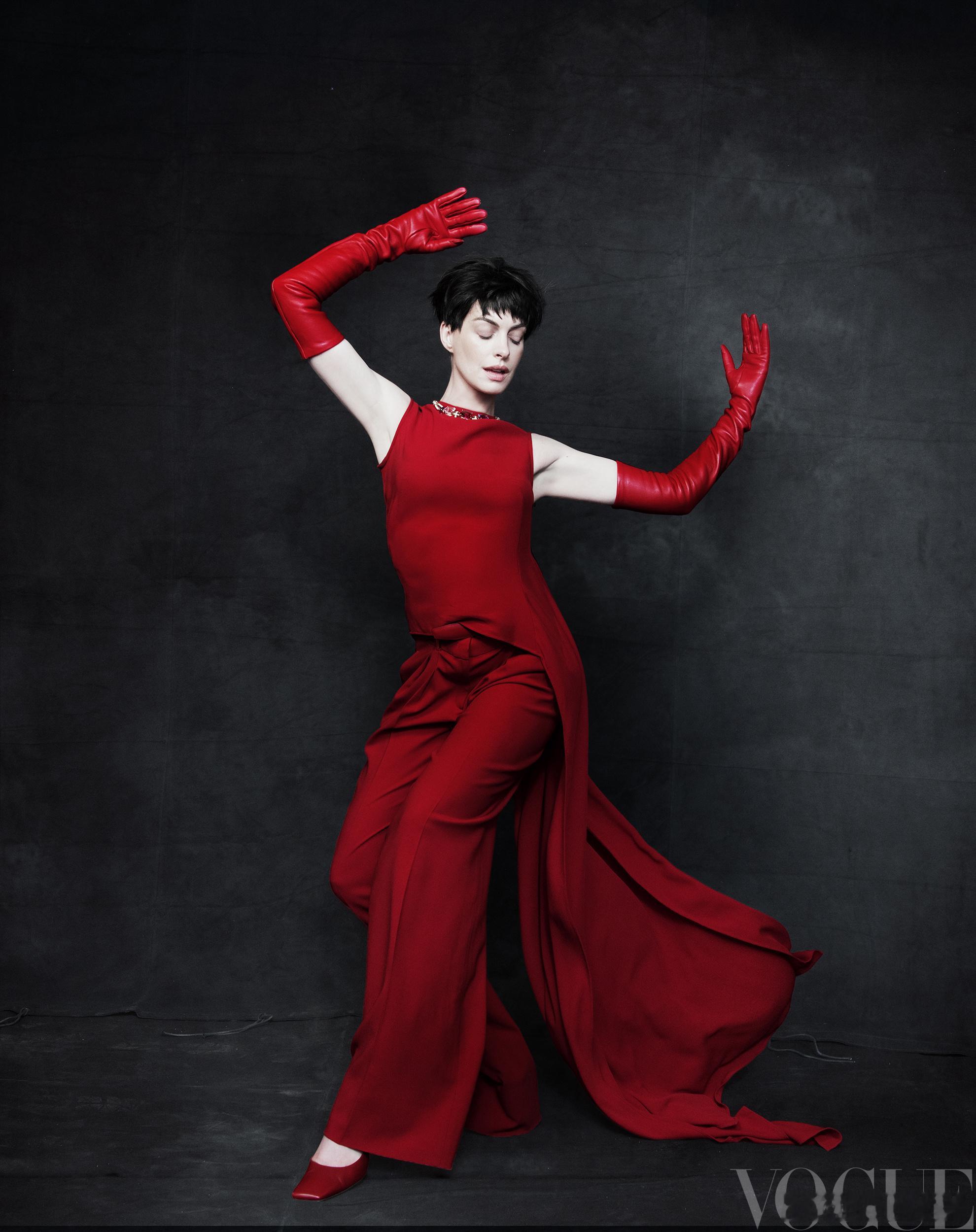 Anne Hathaway 登上《VOGUE服饰与美容》 金九封面，中文版就需要