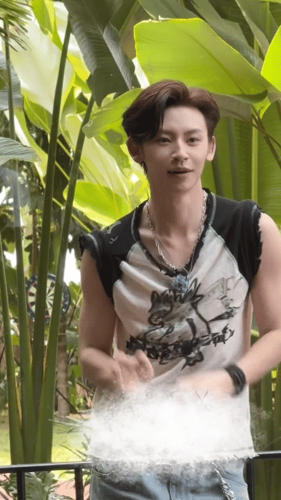 小鬼手势舞整张脸都在用力 果然猛男还是难过萌男关，小鬼学手势舞的时候那个表情太精