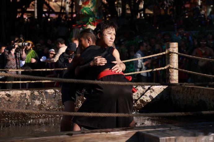 邓超洗澡离不开黑泥了邓超说现在每天洗澡有点离不开黑泥五哈黑泥名场面杀疯了！邓超日