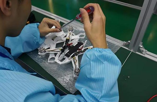 这两年，美西方最热衷的政治戏码，就是到处炒作“去中国化”，尤其是在制造业、军工供