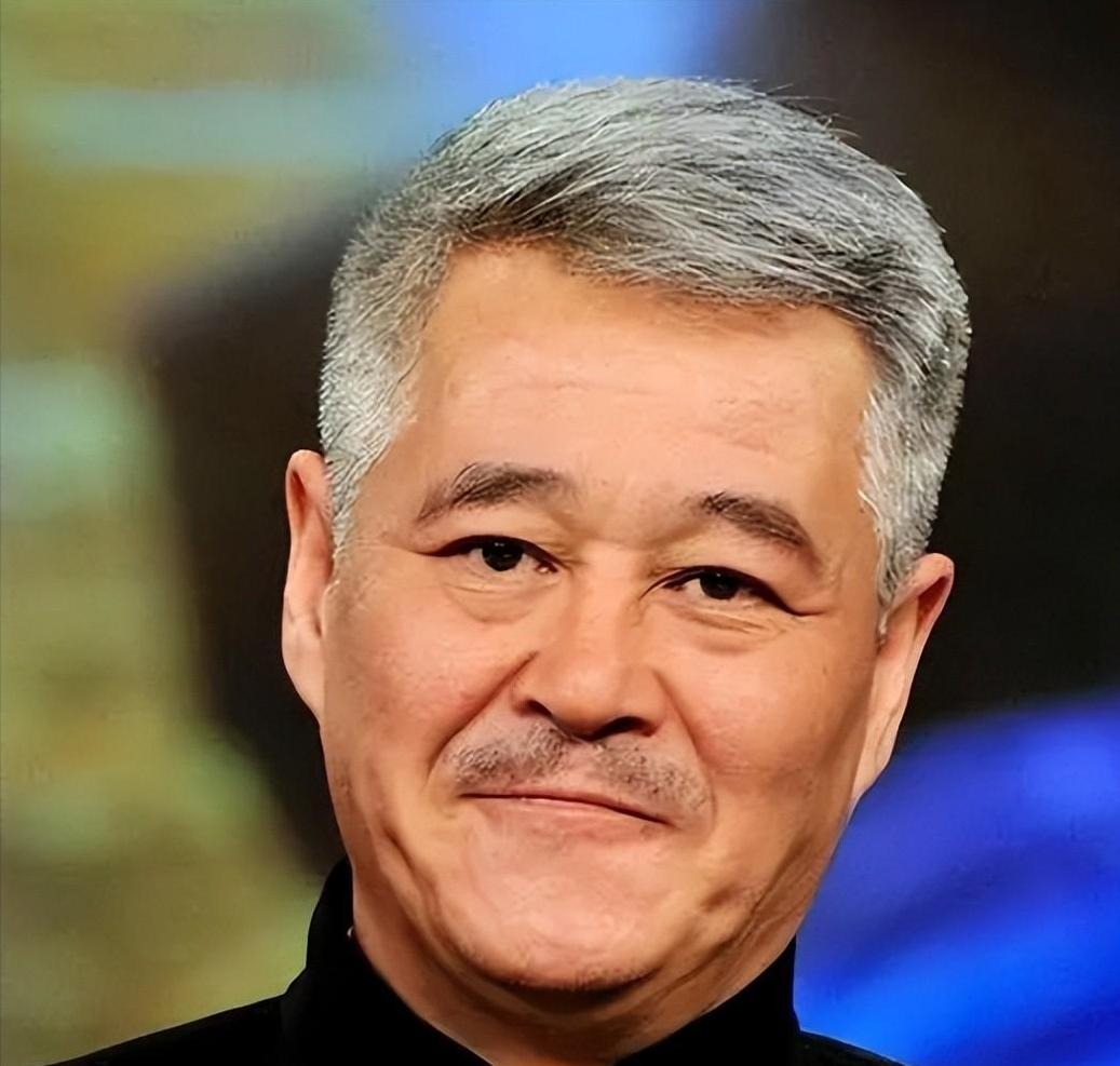 赵本山，这个名字一度是每年春节晚会的“保留节目”。他的出现，总能让无数家庭在大年