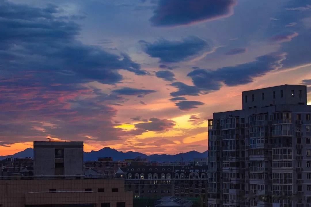 #秋之童话# 
北京晚霞好漂亮呀
最近下班都能看到粉红色的天空