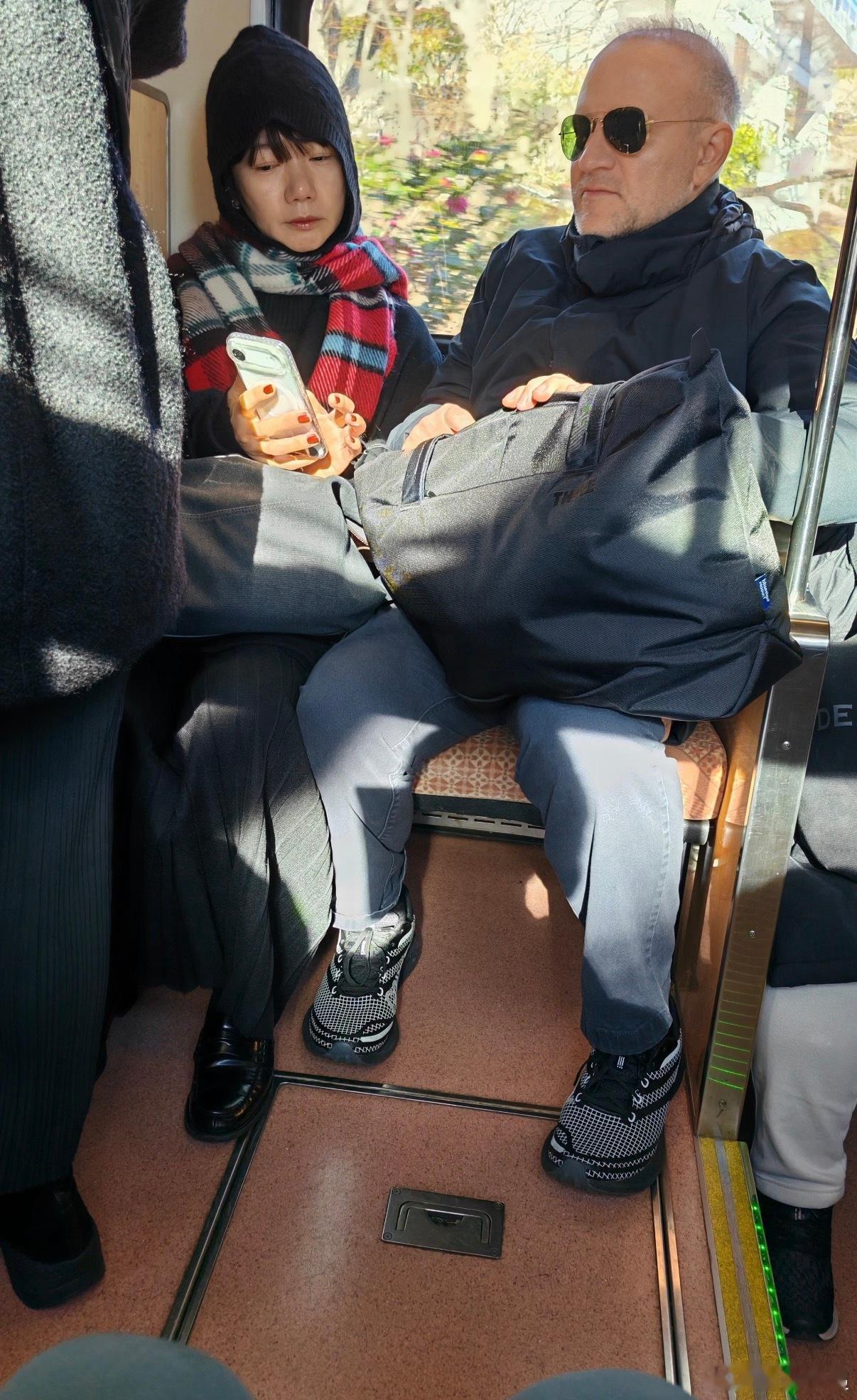 日本偶遇裴斗娜和男友12月27日有网友拍到，姐姐素颜戴帽子，和旁边的外国男生全程