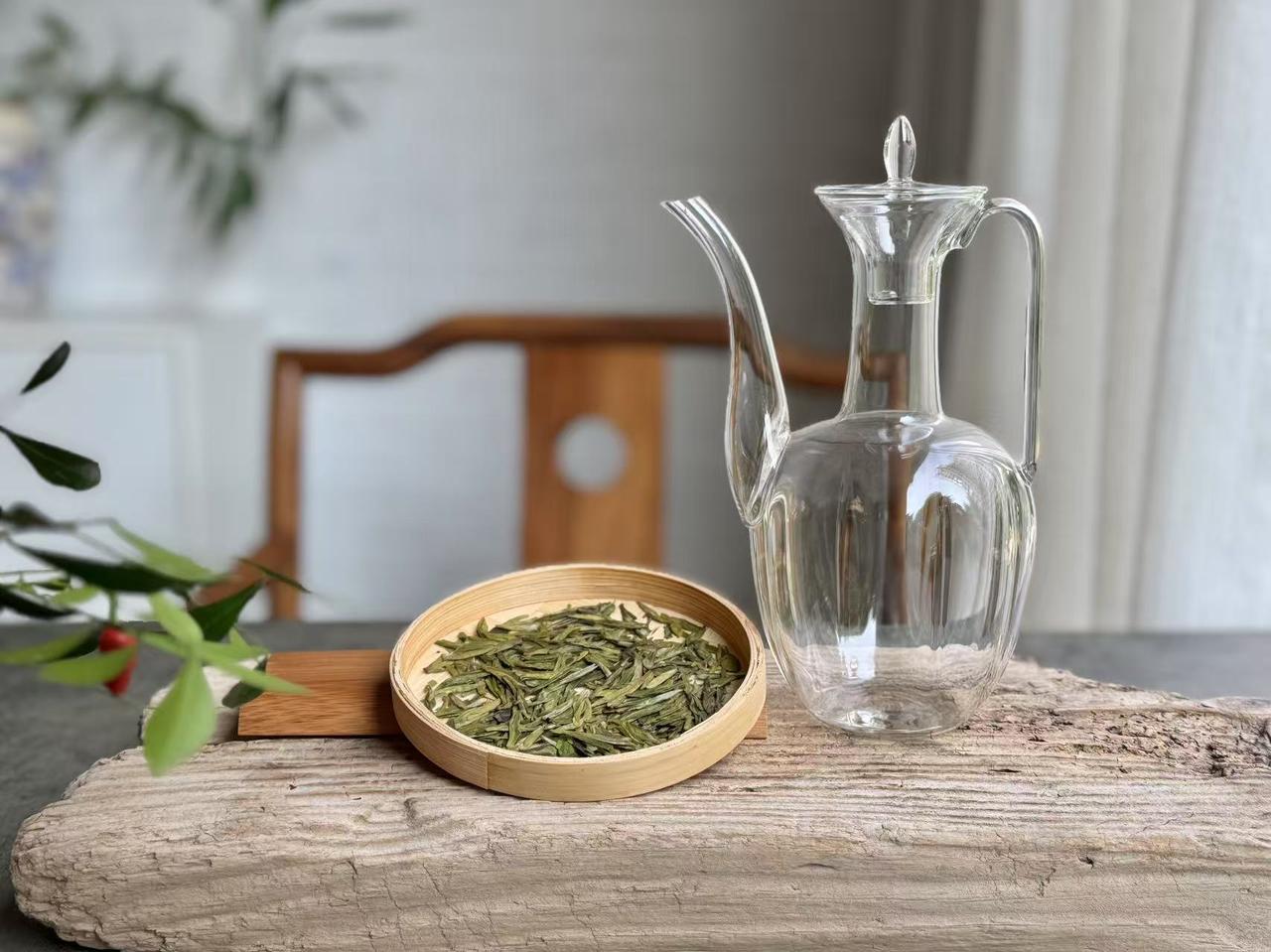 绿茶到底要不要洗茶？
和白茶、黄茶一样，喝绿茶不建议洗茶。
尤其是优质的西湖龙井