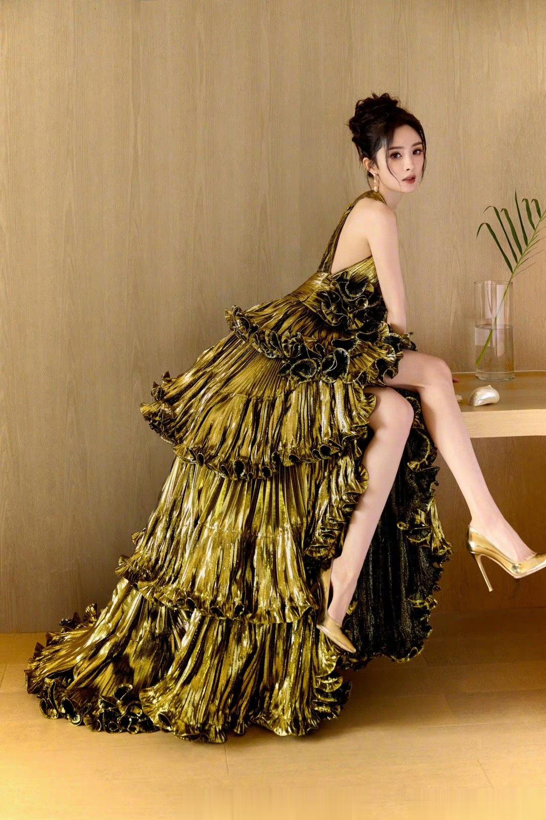 杨幂活动最新造型🈶 姐的少女感太绝了！！ #丁晟 相信杨幂会带来惊喜# ​​​