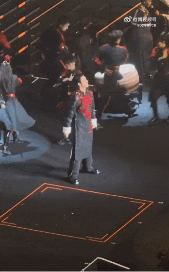 王力宏演唱会一脚踏空，险些摔倒！粉丝“跪求”取消开场威亚表演