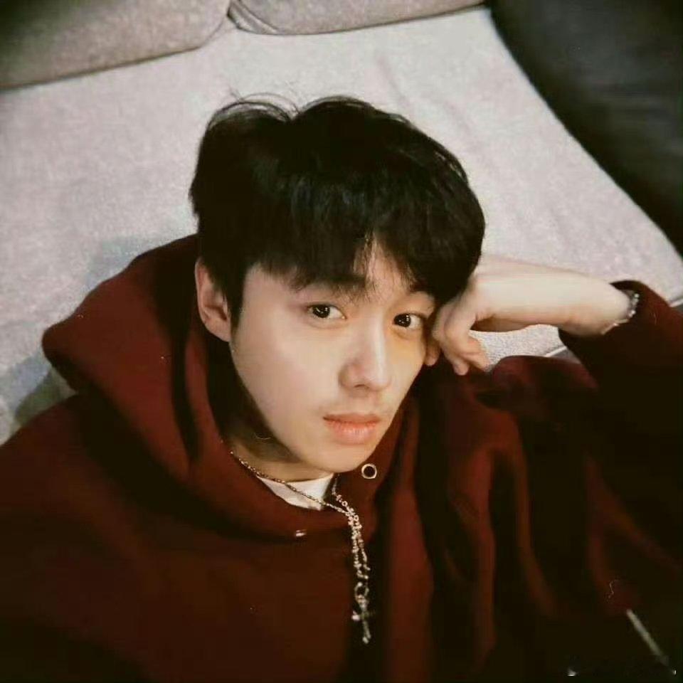 翟子路听劝把头发染黑了少年感拉满，听劝又圈粉，整个适配度直接拉满，颜值爆表，无论