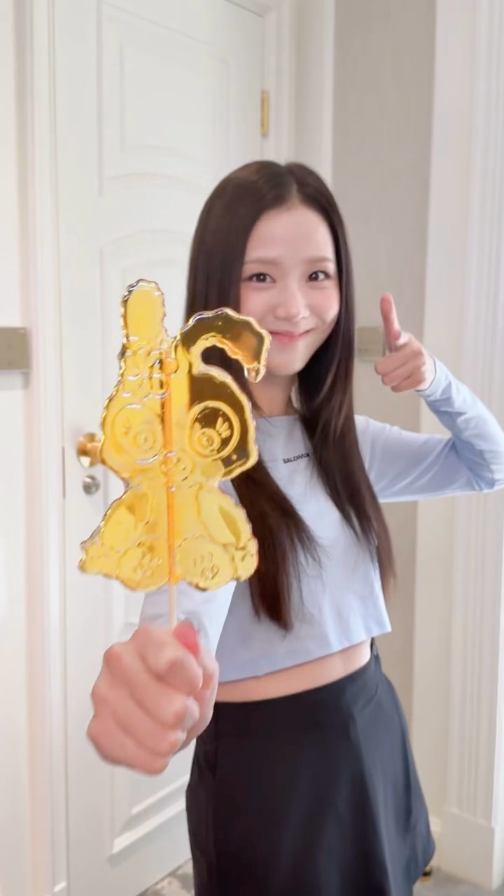 啊啊啊此兔萌萌地拍了中国美食🫘ps：欧尼捧这么大的盘子不重吗金智秀拍中餐转场视