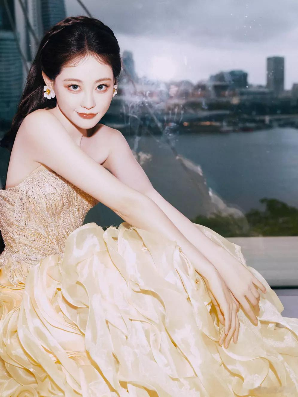 祝绪丹穿浅黄纱裙气质明媚娇俏， 表情生动宛如在逃公主 