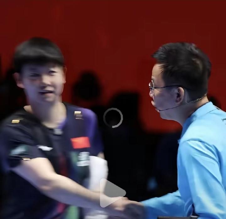 澳门世界杯，孙颖莎4:0横扫莎宾·温特，比赛刚结束，还没等莎莎主动走过去，裁判先