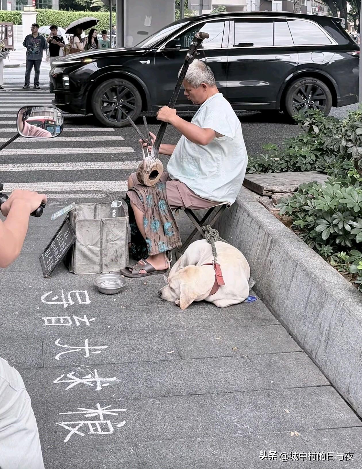 他是盲人，地上的字谁帮写的？[捂脸]
