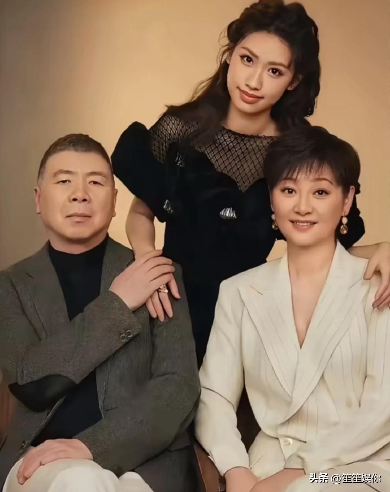 冯小刚的女儿这上下半边脸跟爹妈一模一样了，还要多亲生？

他们一家一直都在媒体大