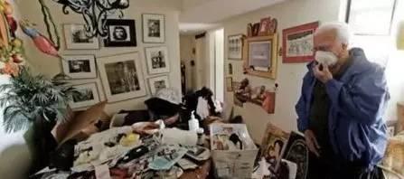 2003 年 12 月，她在家中看电视的时候死去，2年多来一直无人发现，期间电视