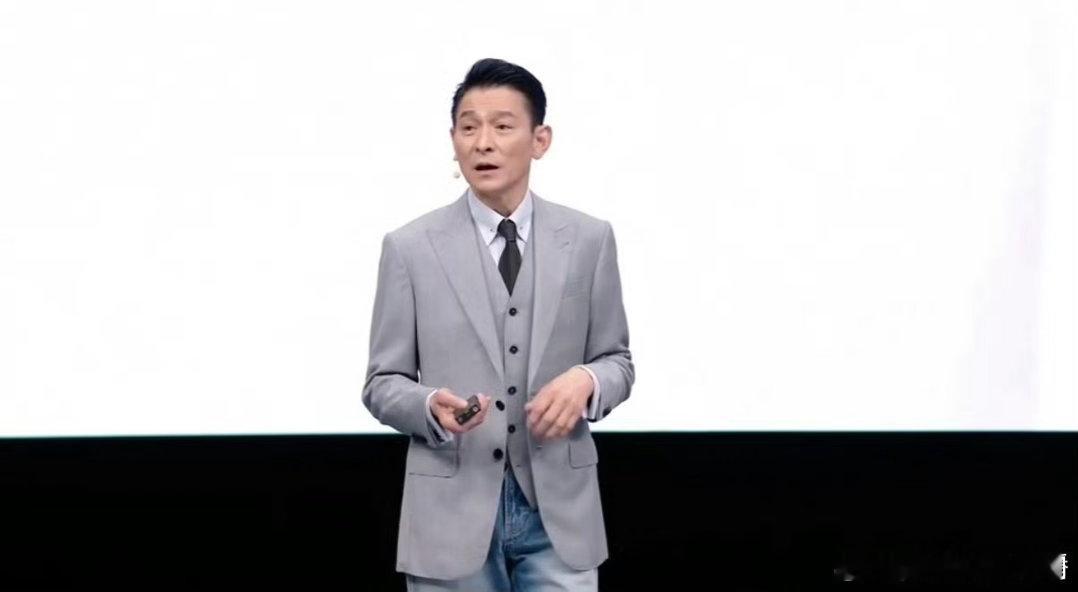 谁能看出刘德华已经65岁了🎤登台演讲谈吐舒展大方，声线沉稳，刘德华将岁月的阅历