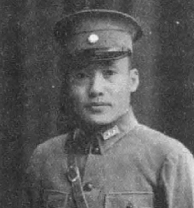 1935年，国军中将跟着我军走长征，萧克亲自给他做粉蒸肉，王震听他讲课，战士们却