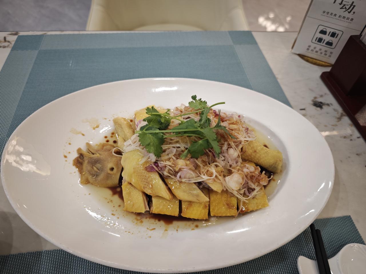 我的午餐：
一荤一素一汤一饭。
其实我想吃烧鹅，可惜中午没有，换成葱油鸡，味道也